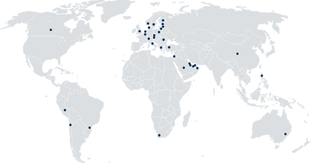 Hellgraue Europakarte mit blauen Punkten auf einzelnen Ländern